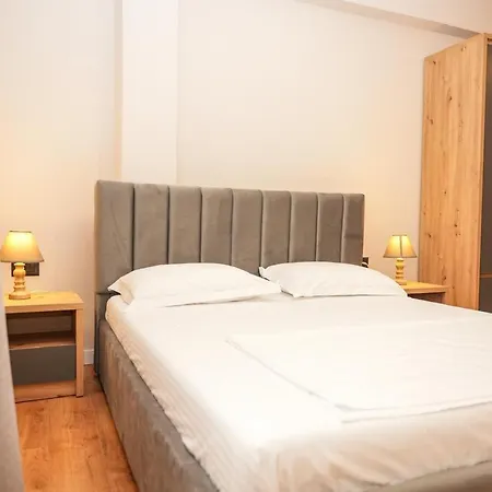 Bougainvilla 地拉那